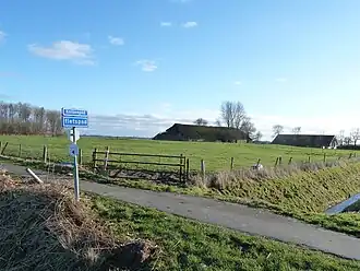 Oude kerkplaats gezien van links met op de achtergrond een vervallen boerenschuur en het huis 'Ol Kerke'