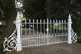 Mariënhof: toegangshek, rijk gedecoreerd