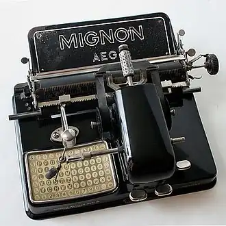 Een typemachine van Olympia "AEG Mignon", 1924