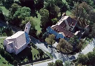 Kerk en statig huis in Mihályi