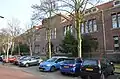 Schoolgebouw, voormalige gemeentelijke HBS. Het pand is gebouwd in een sobere aan de Amsterdamse School verwante bouwstijl.