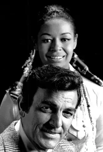 Mike Connors als Joe Mannix en Gail Fisher als zijn assistente Peggy Fair in Mannix