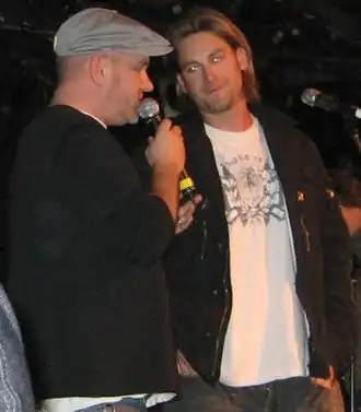 Mike O'Malley (links) met honkballer Bronson Arroyo (2008)