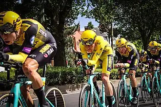 Mike Teunissen in de gele trui tijdens de tweede etappe