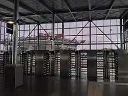 De draaihekken in het toegangsgebouw