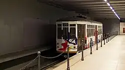 Een tentoongestelde tram in de oostelijke spoorbak op 30 mei 2011