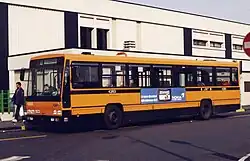 Stadsbus bij de halte voor de oostgevel