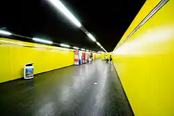 Een van de overstaptunnels tussen beide lijnen