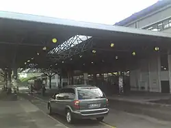 Taxi en bushaltes onder de luifel aan het stationsplein.