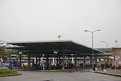 Het busstation met rechts het metrostation en de P&R garage op de achtergrond.