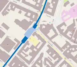 De tunnel met perrons van lijn 2 (donkerblauw) en de verdeelhal met toegangen (lichtblauw)