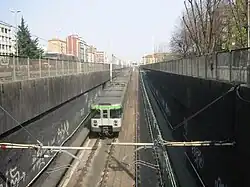 De helling ten zuiden van het station gezien vanaf de tunnelmond