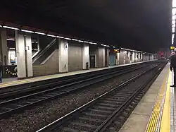 Sporen en perrons onder de stationshal