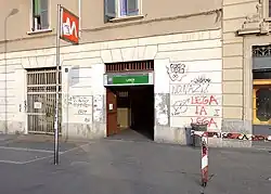 De ingang in de gevel aan de oostkant van het plein