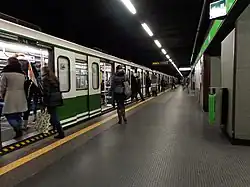 Een metrostel langs het perron