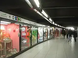 De vitrines tegen de zuidwand van de voetgangerstunnel.
