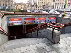 De extra brede toegang voor de bezoekers aan de jaarbeurs