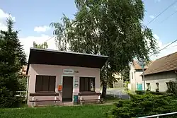 Bushalte in het dorp