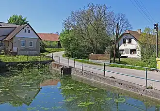 Huizen aan de dorpsvijver (2017)