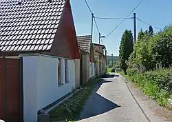 Zijstraat in het dorp (2017)