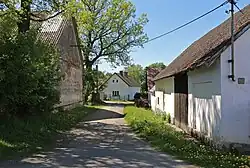 Zijstraat in het dorp (2017)