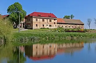 Gebouw aan de dorpsvijver (2017)