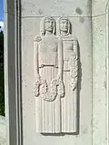 Twee vrouwen met een rouwkrans in de hand (detailopname van het monument)