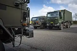 De Scania Gryphus 6×6 Driving Instruction naast de DAF 4-tonner