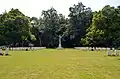 Het Cross of Sacrifice op het ereveld van Jonkerbos War Cemetery.
