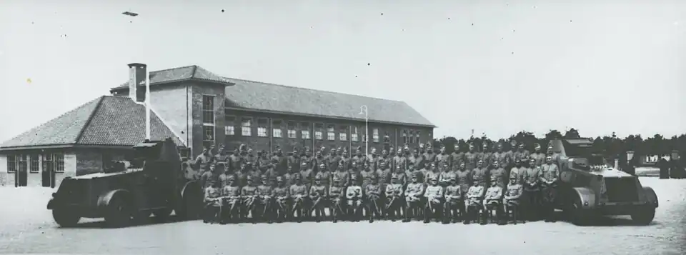 (1939) Militairen van het tweede Eskadron Pantserwagens poseren met twee Landsverk M38 pantserwagens bij Gebouw B.
