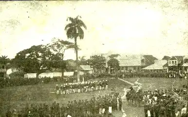 Militaire inspectie op het Place d'Armes rond 1910