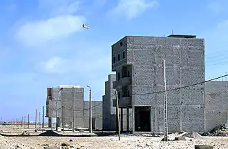 Een legerhelikopter boven Dakhla aan de kust van de Westelijke Sahara.