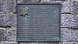 Gedenkplaat aan de muur van de kerk voor Milo Huempfner