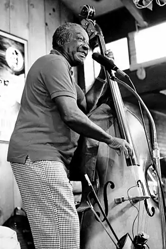 Milt Hinton in de Bach Dancing & Dynamite Society, 1987