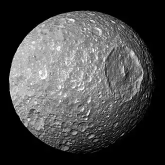 Mimas, gefotografeerd door Cassini in 2010 (NASA)