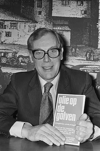 Boy Trip toont het PPR-boekje "Olie op de Golven" (1974)