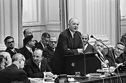 Vicepremier en minister van Financiën Anne Vondeling presenteert de miljoenennota tijdens de algemene beschouwingen in de Tweede Kamer op 14 oktober 1966