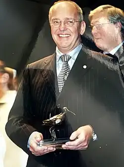 Minister Zalm met in zijn handen De Laatste Zalmsnip