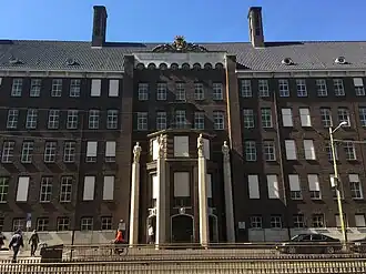 De hoofdingang van het Ministerie van Defensie aan de Kalvermarkt 32 in Den Haag.