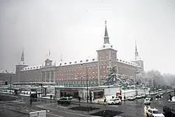 Hoofdkwartier en toegang op de hoek van de Paseo de Moret