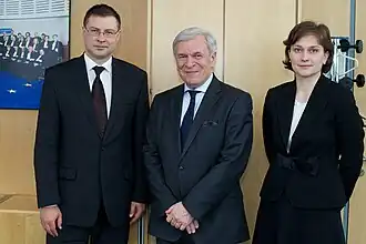 Valdis Dombrovskis (links), Sir Nicolas Bratza (midden) en Ineta Ziemele bij de Raad van Europa (Straatsburg, 13 juni 2012).