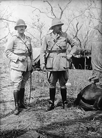 Lt.Gen. J.L. van Deventer (rechts), ca. 1917/1918 met zijn stafchef Brig. S.H. Sheppard CB CMG DSO[1]