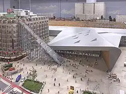 Station Rotterdam Centraal, met tijdelijke trap naar het Groothandelsgebouw (2016 16 mei- 19 juni)