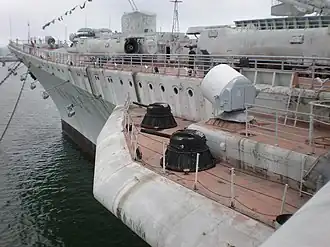Twee AK-630 snelvuurkanonnen met vuurcontroleradar op het Russische vliegdekschip "Minsk".