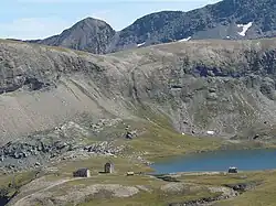 Het meer met de berghut en de kerk