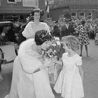 Kuyken als Miss tijdens de Dag van het Ei in Barneveld, 1961[1]