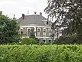 Boerderij met blokvormig voorhuis gebouwd omstreeks 1895 vermoedelijk ter vervanging van een hallehuisboerderij
