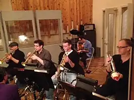 Scott Wendholt (geheel rechts)