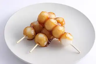 Mitarashi dango met een topping van mitarashi (sojasaus)
