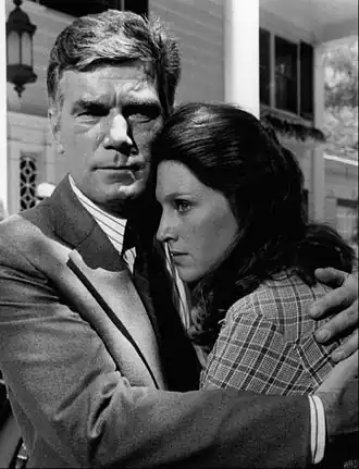 Wendy Phillips met Mitchell Ryan in de televisieserie Executive Suite in 1976.